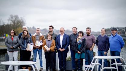 Les 4 lauréats du concours 2022, le jury et le ministre Borsus.