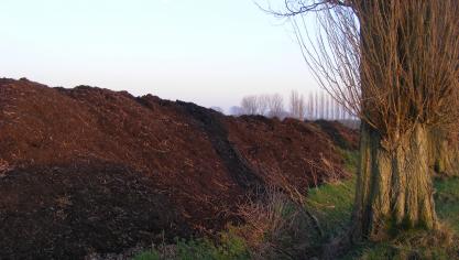 La fumure organique est privilégiée autant que possible, avec les fumiers et composts disponibles combinés avec les engrais verts entrant dans la rotation. Les apports organiques sont à la base de la fertilisation. En cultures maraîchères aussi.