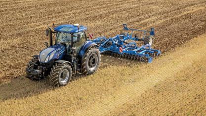 Le nouveau T7.300 est équipé d’un moteur FPT Industrial Nef de 6,7l délivrant jusqu’à 280ch pour la traction et 300ch pour la prise de force et les tâches de transport.