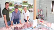 Jan-Willem (à gauche), Jan et Désirée Spronk exposent fièrement dans leur boucherie les photos de leurs animaux et les prix qu'ils ont gagnés lors des concours de bovins aux Pays-Bas.