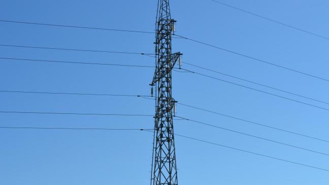 Il est conseillé de conserver à tout moment une distance de sécurité de 10
m autour des lignes à haute tension.