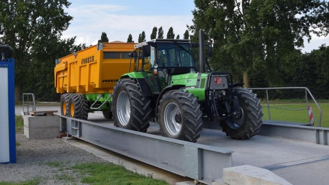 Environ 25 ans après sa sortie d’usine, ce tracteur ne présente ni griffe, ni coup  et pourrait même reprendre place en showroom. Cela crée un sentiment de confiance  pour l’acheteur, également en ce qui concerne l’état technique du véhicule.