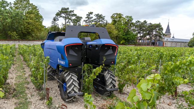 Monté sur le robot enjambeur Bakus, le VitiDrive en contrôle les actionneurs électriques.