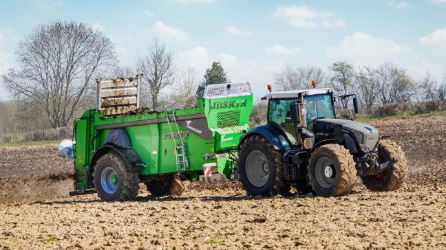 Cette configuration à caisse étroite et roues de grand diamètre est plus stable et procure  des fenêtres d’intervention plus importantes que les versions à caisse large.
