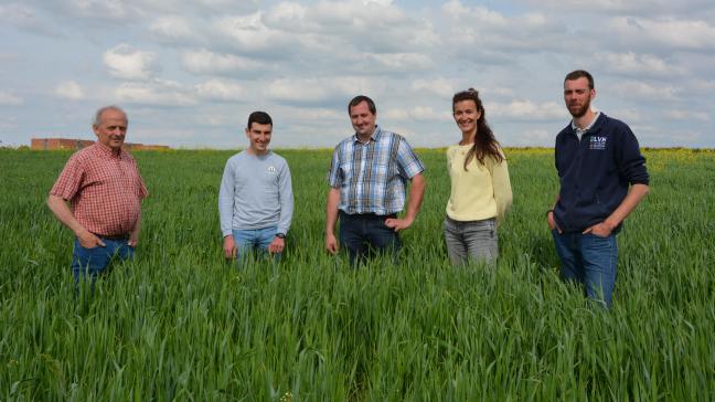 De gauche à droite: Stany de Wouters, agriculteur à Anhée; André Demaupeou, stagiaire auprès de Farm for Good; Jean-Pierre Deru, éleveur à Berneau; Clotilde de Montpellier, agricultrice à Havelange; et Gautier Aubry, agronome.