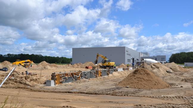 Sur le site polonais de Trzcianka, la construction  d’un hall de stockage tampon de 12.000 m² est en cours.