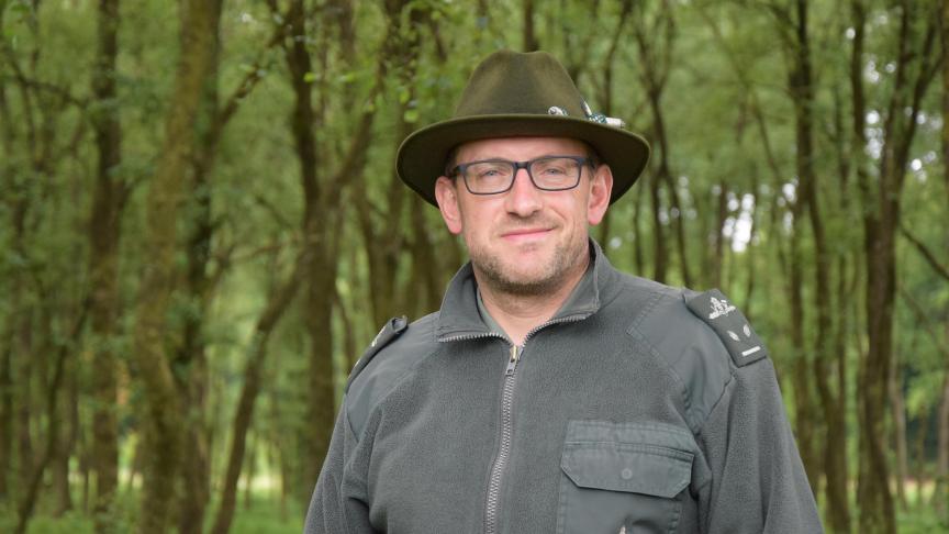 Thierry Petit est garde forestier sur le triage de la Rouge Poncé depuis près de 20 ans. Ses missions sont multiples mais la communication et l’échange avec le public sont pour lui essentiels.