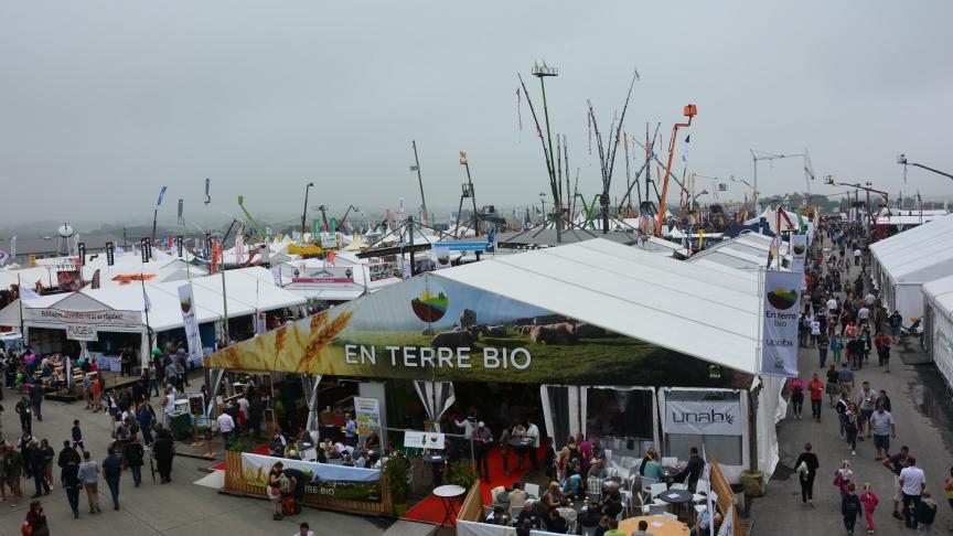 Impossible de ne pas repérer le chapiteau aux couleurs du bio sur le champ de foire.
