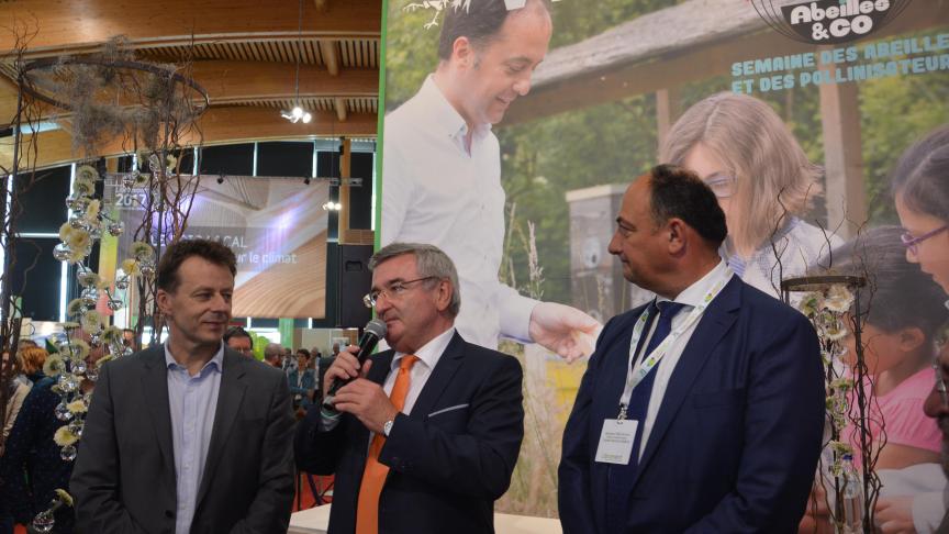 Lors de la récente foire de Libramont, René Collin a exprimé son 
engagement, avec le ministre de l’Environnement Carlo Di Antonio 
(à gauche sur la photo), de continuer à concilier les impératifs d’une 
politique environnementale ambitieuse et les contraintes économiques 
des exploitations agricoles. Cela, sous le regard du nouveau 
ministre président wallon Willy Borsus (à droite).