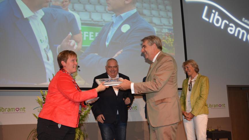 La manager de la foire, Natacha Perat, remercie pour ses 12 années  de présidence, Benoît Coppée, qui cède le relais à Jean-François Pierard  (au centre de l’image).