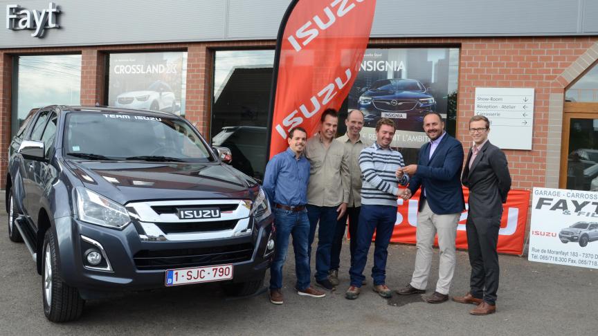 De gauche à droite: Bart Vermeiren (account manager Le Sillon Belge), les deux frères Fayt  (concessionnaires), Fabien Comblé qui reçoit les clefs de Michel Van Eekhout (regional manager Isuzu), et Adriaan Landman, directeur de publication des Editions rurales.
