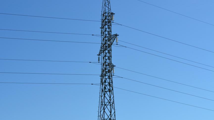 Il est conseillé de conserver à tout moment une distance de sécurité de 10
m autour des lignes à haute tension.