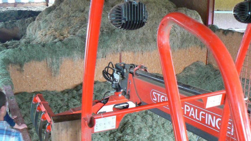 Le séchoir doit être construit à côté de l’étable, afin de permettre à la griffe télescopique de déposer le foin séché directement dans les auges.