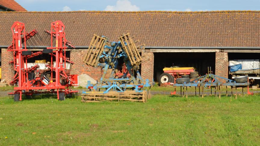 À la ferme de l’Espinette, parmi les nombreux outils agricoles, plus de trace d’un pulvérisateur depuis  le passage au bio.