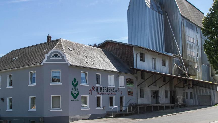 Le site de production est maintenant doté de 8 silos de produits finis dédiés aux volailles et de 22 silos pouvant contenir environ 850 tonnes de matières premières.