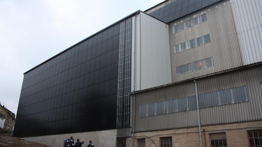 Dans un souci de durabilité en adéquation avec le projet, près de 650m² de panneaux solaires ont été installés, qui fournissent 15
% de l’énergie utilisée dans l’usine.