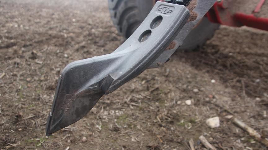 BreakMix décompacte à 30 cm de profondeur et mélange les résidus seulement sur les 10 premiers centimètres du sol.