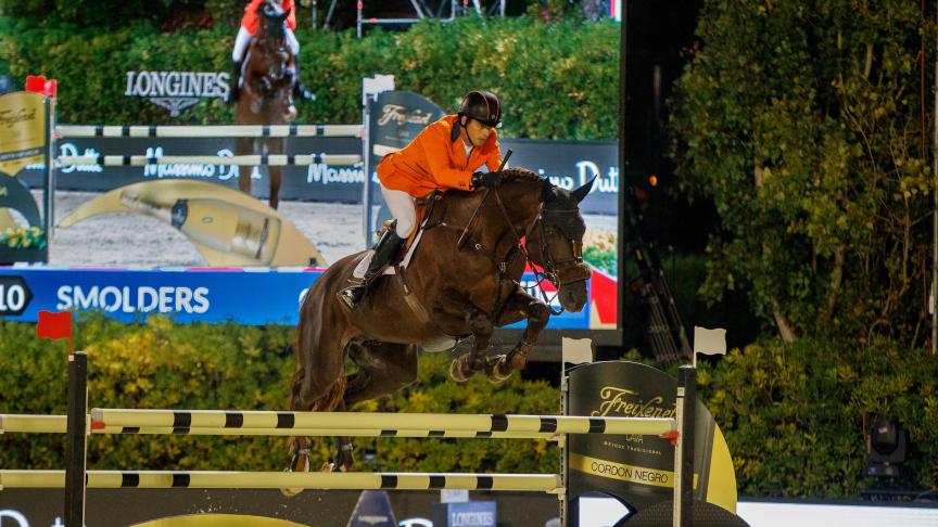 Don VHP Z sous la selle du Néerlandais Harrie Smolders, viendra récupérer son titre de cheval de l’année, lors du Jumping de Malines.