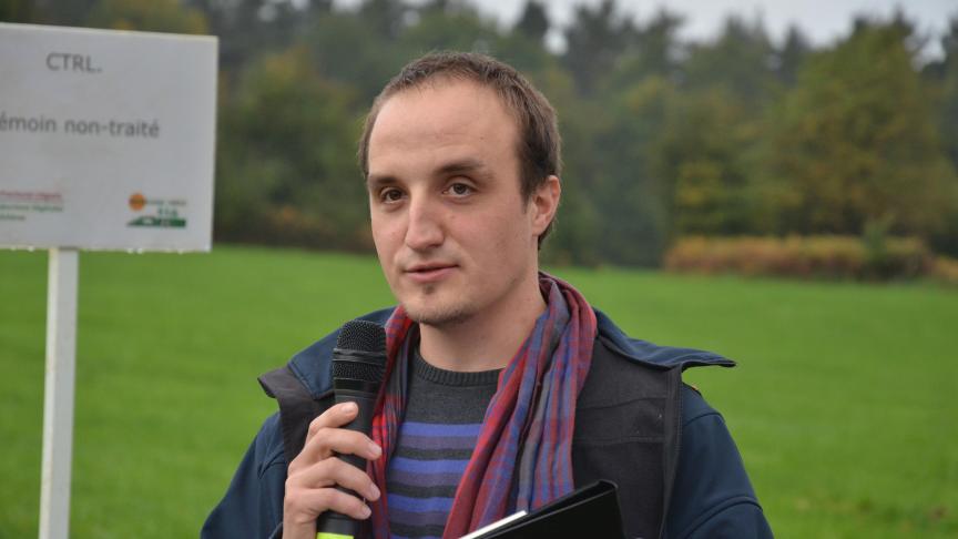 Pour Maxime Hautot, la lutte chimique n’est rien sans le rebouchage des trous dans le gazon ! «Si vous désherbez et que derrière le gazon ne se régénère pas, le travail sera toujours à refaire.»