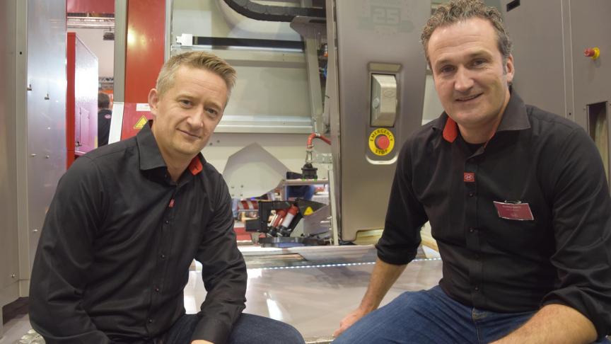 Wybren Jongbloed  (à gauche) et Alfred Smits, de Lely : « La présence de capteurs, comme celui de la détermination du taux cellulaire, rend les robots de traite toujours plus « intelligents » ».