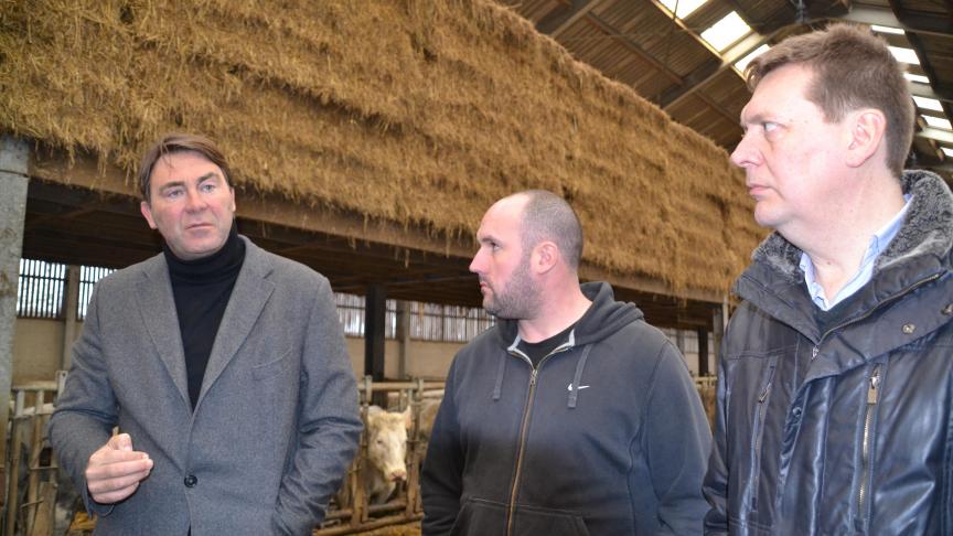 De gauche à droite, le ministre Denis Ducarme avec l’hôte du jour, Philippe Vande De Velde, éleveur BBB et Benoît Cassart, pour la FNCB.