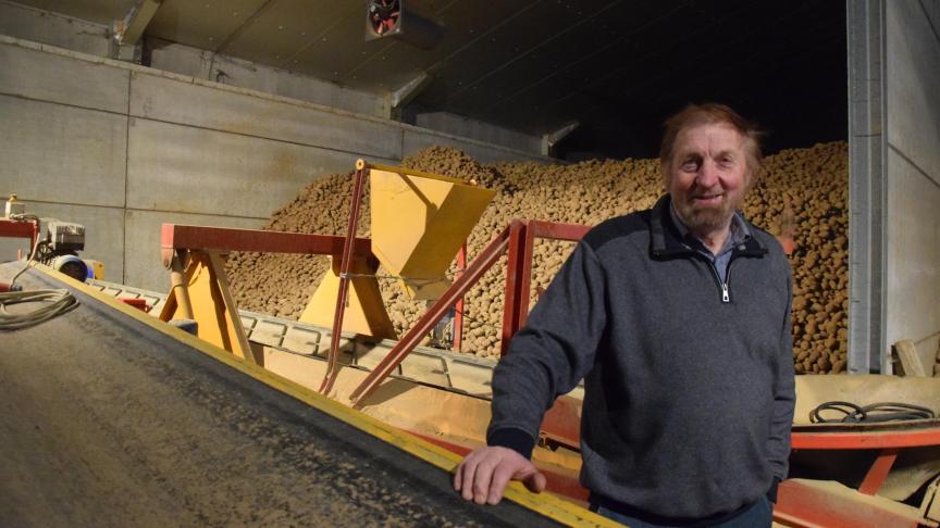 Le hangar à pommes de terre est géré par ordinateur. Christian, le père de Frederik, est partisan d’une modeste proportion de pommes de terre en contrat.