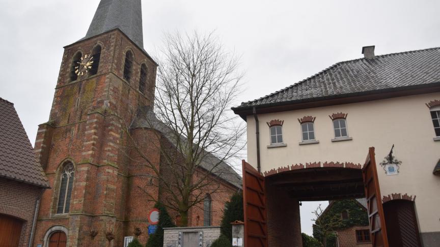 L’entrée de la ferme se situe au centre du village de Michelbeke, tout près de l’église.