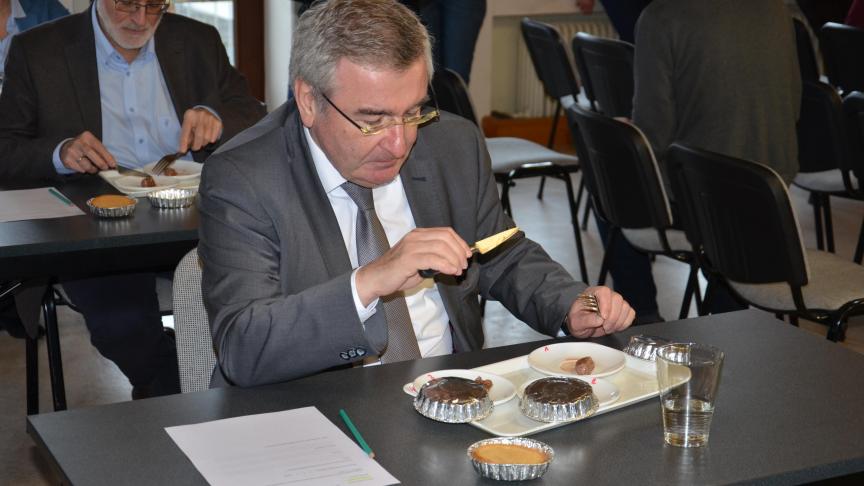 René Collin s’est prêté au jeu de la dégustation à l’aveugle, et a trouvé la viande de taurillon Blanc Bleu mixte du Cra-w «plus tendre et juteuse» que celle de taurillon Limousin bio du commerce.
