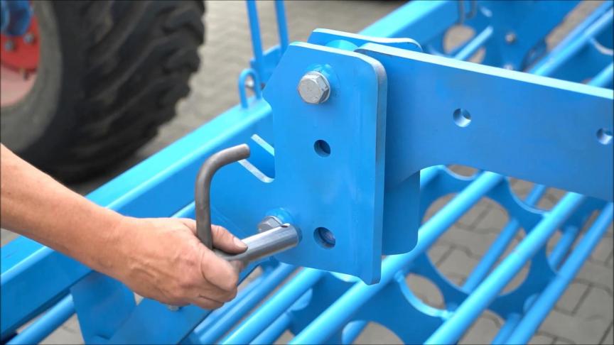 Avec OptiChange, le verrouillage du rouleau sur l’outil se fait avec des boulons.