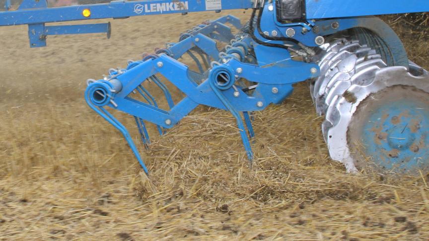 La nouvelle herse étrille ramasse la paille et la restitue sous contrôle.