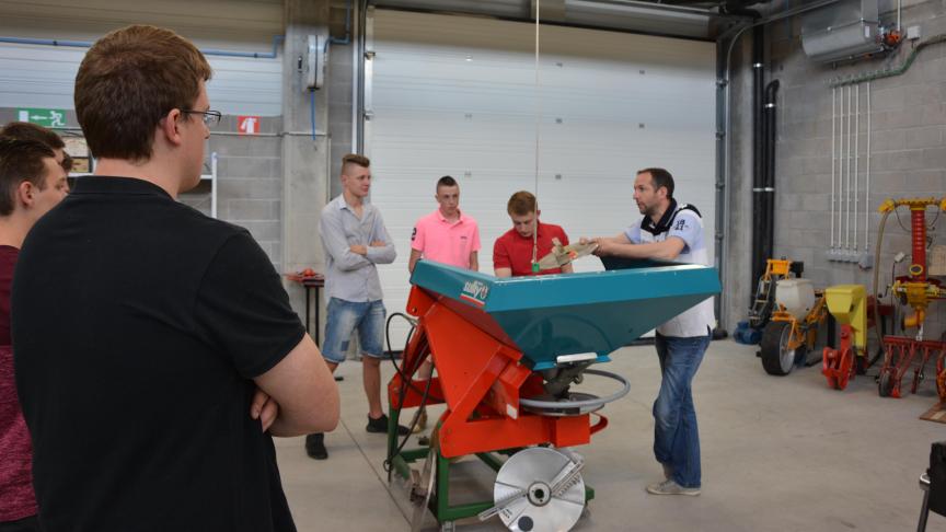 Les cours théorique se donnent en classe mais aussi en atelier. Ainsi, les formateurs peuvent expliquer de manière pratique le fonctionnement des machines agricoles comme, par exemple, le distributeur d’engrais.
