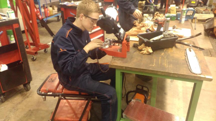 Les étudiants sont également amenés à participer au suivi journalier, à la maintenance et aux réparations des outils.