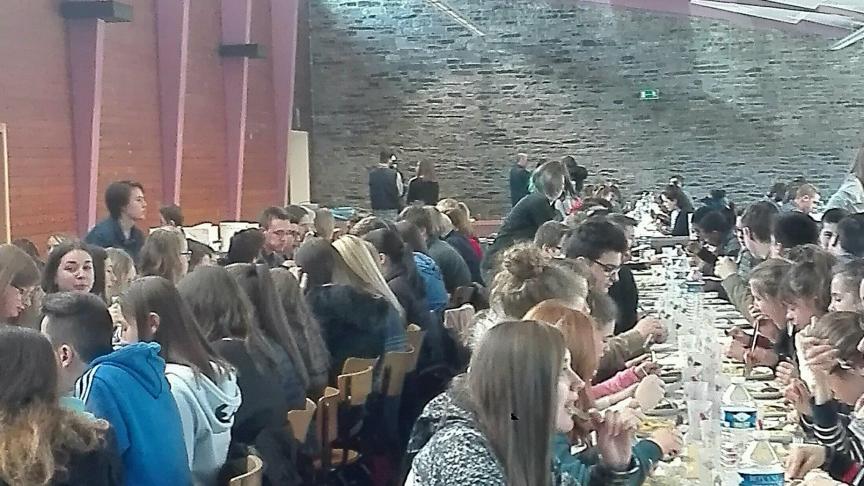 L’une des actions de promotion de la viande locale consistait à proposer  à 500 élèves de déguster un bon steak frites, salade.