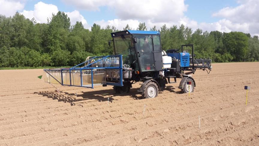 Vue du pulvérisateur utilisé par le Cpl-Vegemar pour ses essais. La cage située à l’avant de la machine permet d’embarquer jusqu’à16 préparations différentes et de les appliquer en seulement 4 passages.