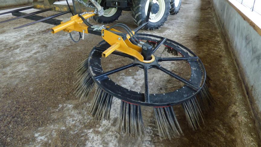 La Pick’Sweep s’adapte sur la plupart des piques-botte et fourches à palettes du marché.