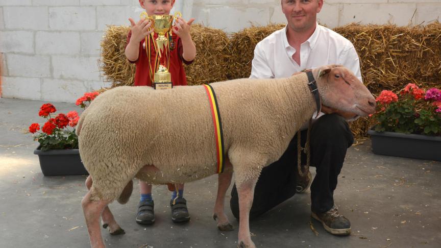 Le champion des antenais Rouge de l’Ouest, à V. Simon.