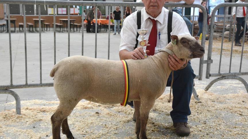 La championne des agnelles Vendéen, à Gh. Pierre.