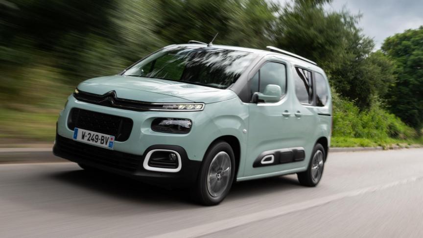 Le comportement routier fait un bond en avant. Au volant, les sensations de conduite sont proches de celles d’une SUV.