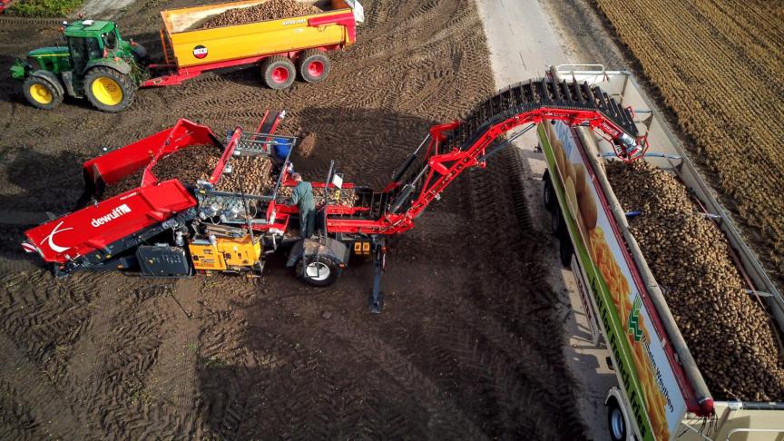 Le combi de transfert Field Loader 240 est la solution idéale pour ceux qui souhaitent  nettoyer efficacement le produit sur le champ.