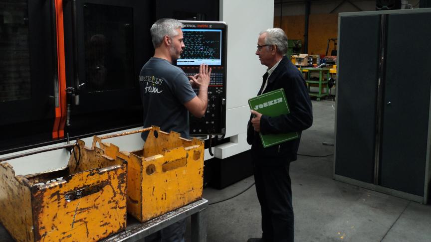 Victor Joskin fait régulièrement le tour de ses installations  et entretient un dialogue constant avec son personnel.