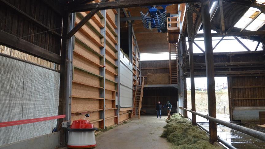 Rainer Lentz a investi dans une unité de séchage de foin pour produire un lait de qualité différenciée, un meilleure fourrage mais aussi améliorer la santé  et la longévité de ses animaux.