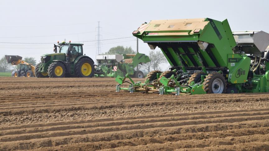 Les planteurs recherchent une combinaison d’outils assurant tout le travail en un seul passage, du travail du sol à la plantation, jusqu’à la lutte contre l’érosion.  Une solution difficile si la machine est portée.