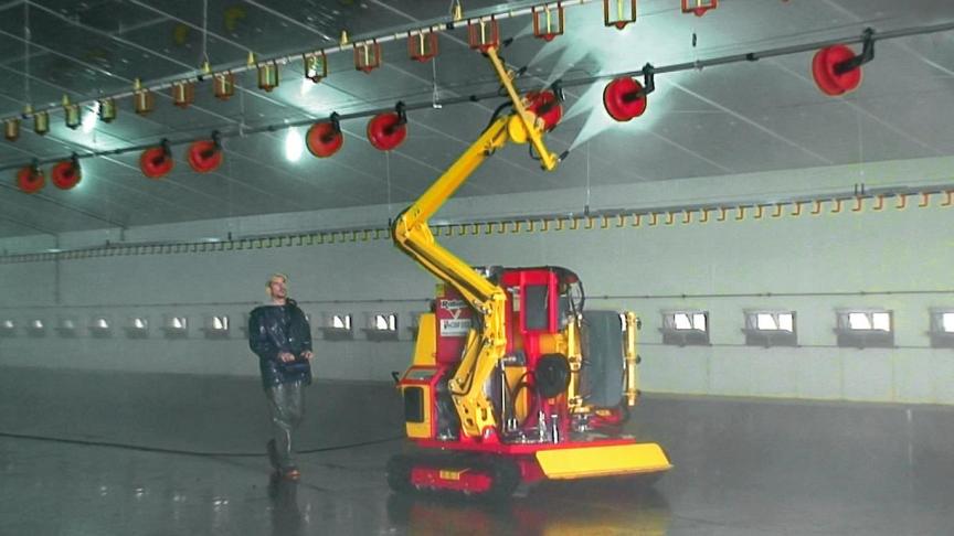 La laveuse radiocommandée Lavicole (Rabaud) simplifie grandement les opérations de nettoyage des bâtiments avicoles.