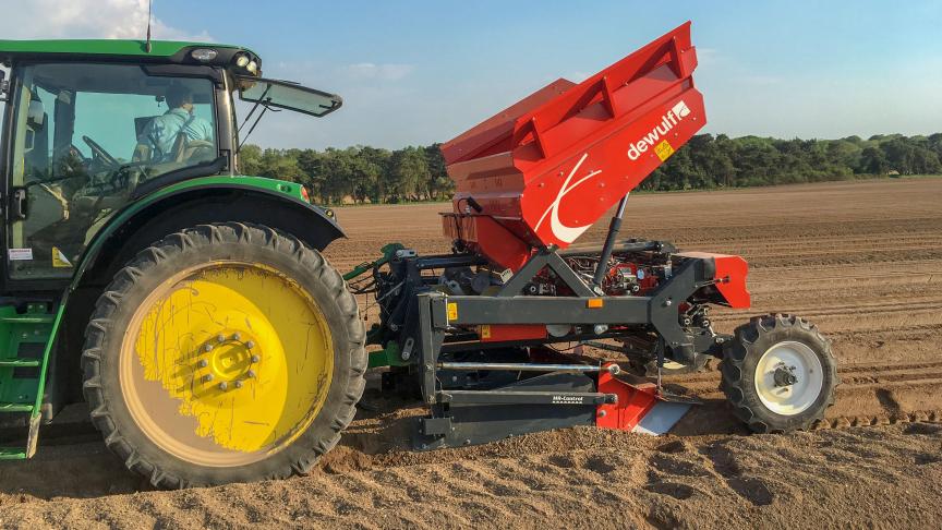 En première mondiale, Dewulf dévoilera la première planteuse à courroies portée à 3 rangs lors de SIMA '19.