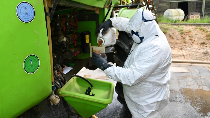 La Commission reconnaît les progrès réalisés dans la formation des agriculteurs mais reproche l’inaction des États à promouvoir des méthodes de lutte alternatives.