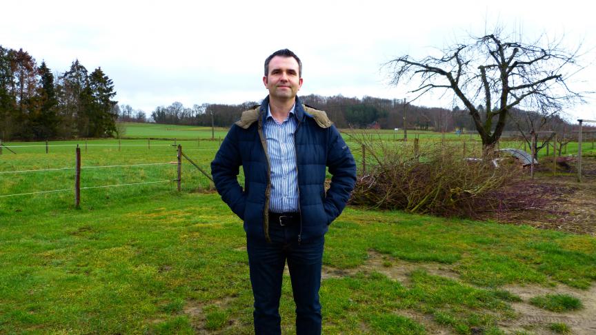 Jan réserve une petite zone herbeuse à proximité de son hangar: idéal pour préparer sans risque sa bouillie de pulvérisation!