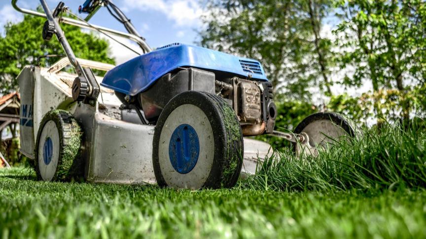 lawnmower-384589_1920