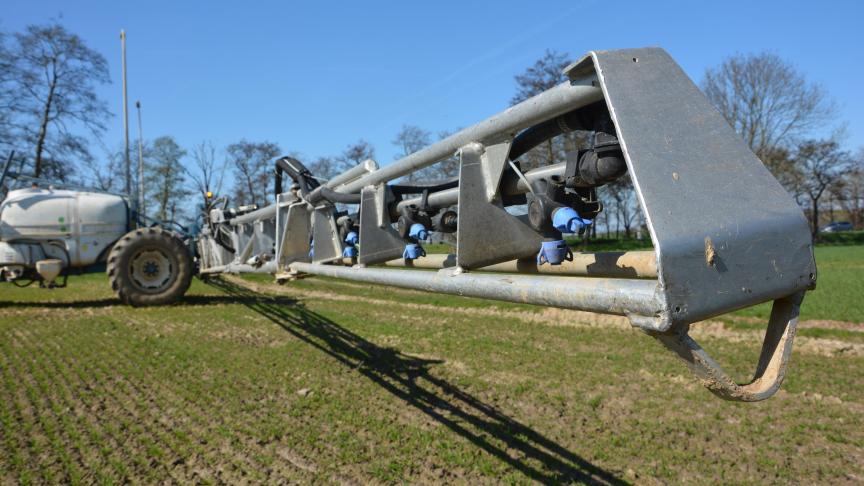 La flore présente détermine les substances actives à utiliser alors que le niveau d'infestation et le stade de développement régissent les doses.