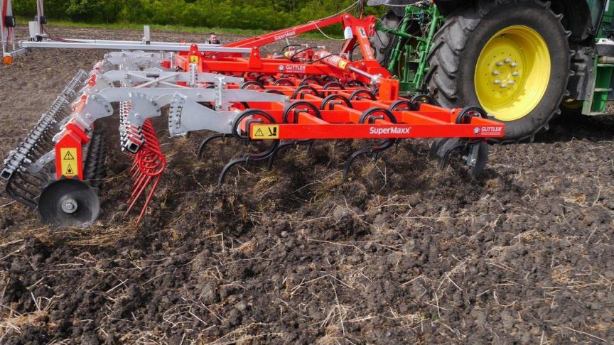 Le SuperMaxx est un outil polyvalent, adapté à l’ouverture des terres,  au désherbage et au déchaumage.