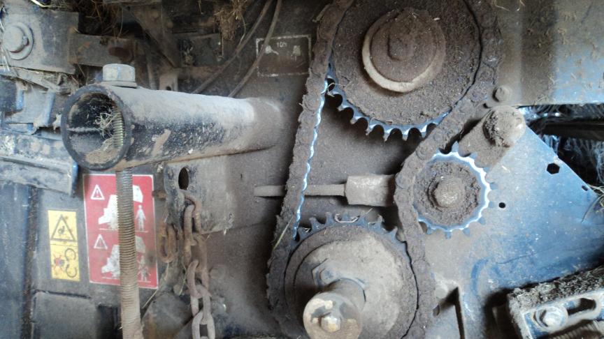 Les éléments de transmission doivent être inspectés et les chaînes lubrifiées.